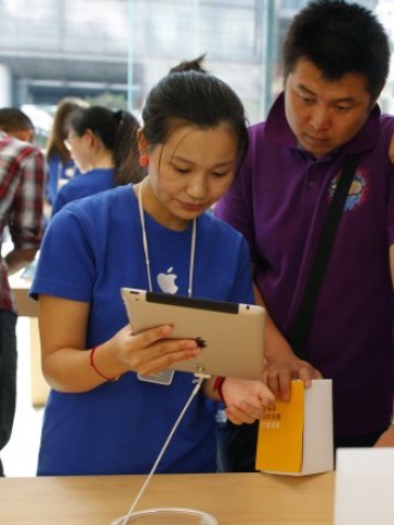 <p>
	iPad 2 все още е най-продаваният таблет. <em>Снимка: Ройтерс</em></p>
