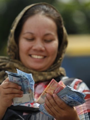 <p>
	Поема ли индонезийската рупия по пътя на индийския си&nbsp;събрат? <em>Снимка: Ройтерс</em></p>
