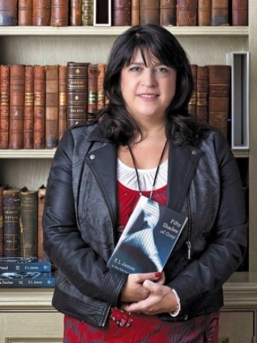 <p>
	Цялото име на британката е Ерика Леонард Джеймс. <em>Снимка: Facebook&nbsp;</em></p>
