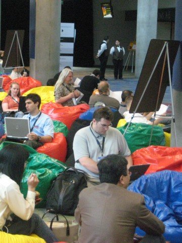 <p>Офисът на Google е едно от местата, на които служителите едва ли се чувстват като &quot;на работа&quot;. Снимка: Flickr</p>