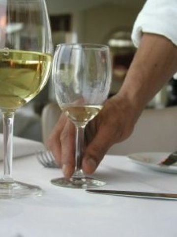 <p>Преди да решите да инвестирате във вино, трябва да се запознаете добре със сортовете и реколтите. Снимка: Sxc.hu</p>