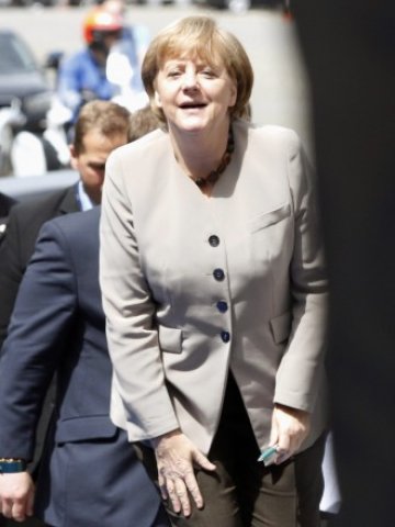 <p>
	Германският канцлер Ангела Меркел определи критиките като &bdquo;недоразумение&ldquo; и обеща &bdquo;строги условия&ldquo; за всяка бъдеща капиталова инжекция, отпусната от европейския спасителен фонд. Снимка: Ройтерс</p>
