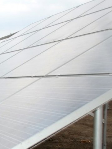 <p>
	<em>Соларните инсталации в малките населени места също носят печалба с високата цена, по която държавата изкупува произведената енергия &nbsp;</em> &nbsp; &nbsp; Снимка: БТА</p>
