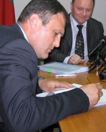 Д. Димитров по време на подписването на договора. Снимка: Investor.bg