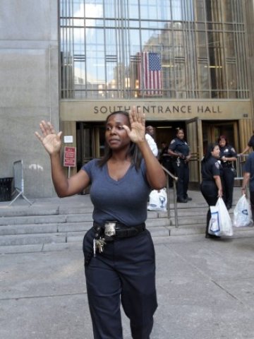 <p>
	Евакуация от сградата на Върховния съд в Ню Йорк. Снимка: Ройтерс</p>
