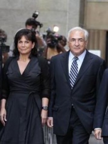 <p>
	Доминик Строс-Кан със съпругата си. <em>Снимка: Ройтерс</em></p>
