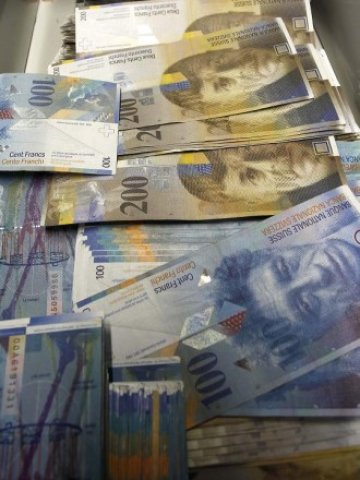 <p>
	Швейцарски франкове. <em>Снимка: Ройтерс</em></p>
