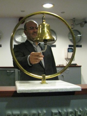 <p>
	Председателят на Съвета на директорите на Спиди АД Валери Мектупчиян дава символичен старт на борсовата търговия. <em>Снимка: Investor.bg</em></p>
