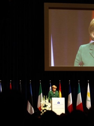 <p>
	Политическият курс на канцлера Ангела Меркел не се харесва на много германци, което поставя под въпрос управленското й бъдеще. <em>Снимка: Ройтерс</em></p>
