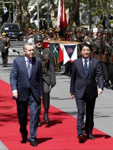 <p>
	Японският премиер Шинзо Абе и турският му колега Реджеп Тайип Ердоган. <em>Снимка: Ройтерс</em></p>
