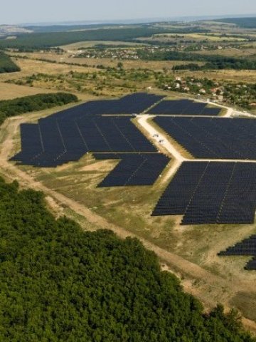 <p>
	Соларен парк Равна гора, собственост на Интерсолар Варна АД. <em>Снимка: isu.bg</em></p>
