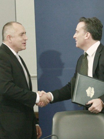 <p>Премиерът Бойко Борисов, министърът на икономиката Трайчо Трайков и Даниел Берг - директор на ЕБВР за България, подписаха меморандум за разбирателство. <i>Снимка: БТА</i></p>