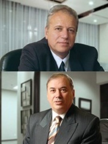 <p>
	Цветан Петрушков (горе) и Людмил Стоянов <em>Снимка: enemona.bg</em></p>
