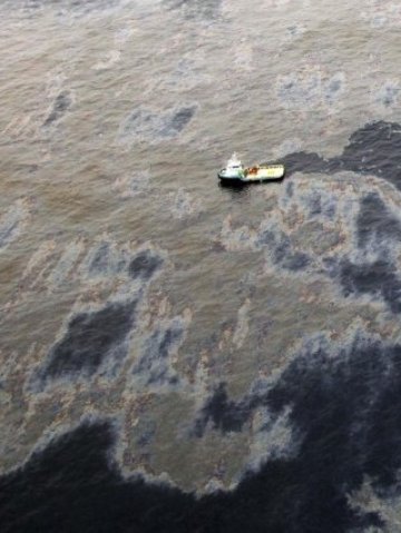 <p>
	Нефтеният разлив в находището &quot;Фраде&quot;. Снимка: Ройтерс</p>
