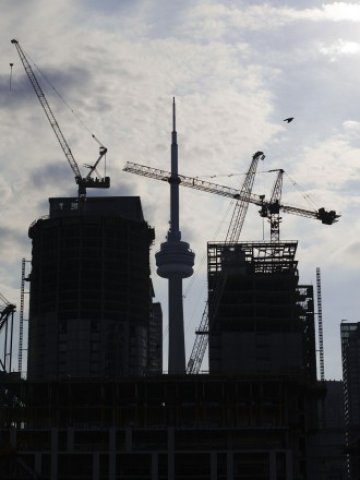 <p>
	Строителството в Торонто е в разгара си. <em>Снимка: Ройтерс</em></p>
