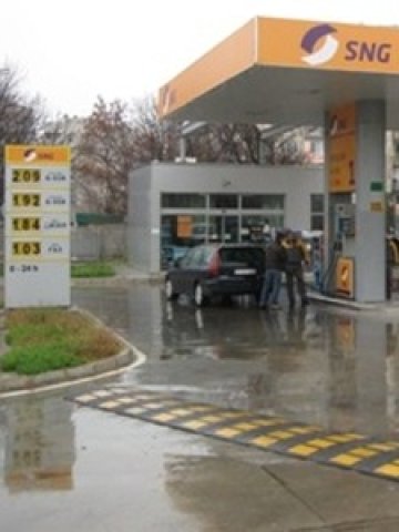 <p style="text-align: justify;">
	Акционерите на Топливо ще гласуват дали да придобият собственика на бензиностанциите SNG и да зареждат в тях като в свои.&nbsp;<em>Снимка: synergon.bg</em></p>
