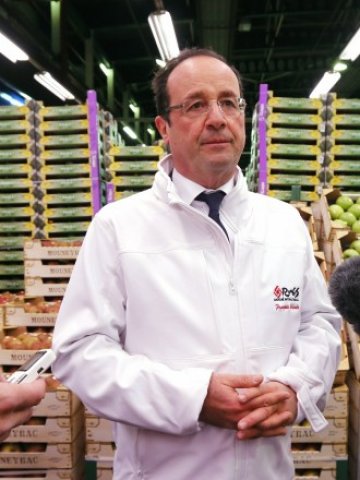 <p>
	Тежък удар за президента Франсоа Оланд. <em>Снимка: Ройтерс</em></p>
