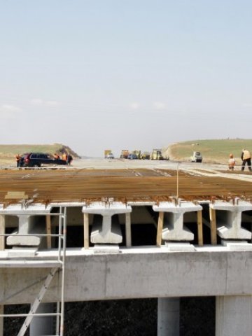 <p>
	<em>Експерти от техническата лаборатория ще работят ежедневно на терен, за да следят за качеството на строителството. Снимка: БТА</em></p>
