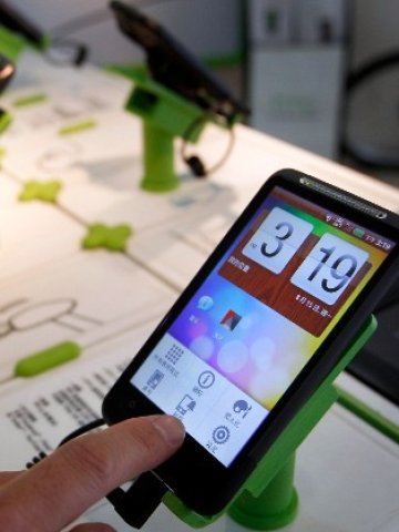 <p>
	Патентният спор между Apple и HTC се ожесточава. <em>Снимка: Ройтерс</em></p>
