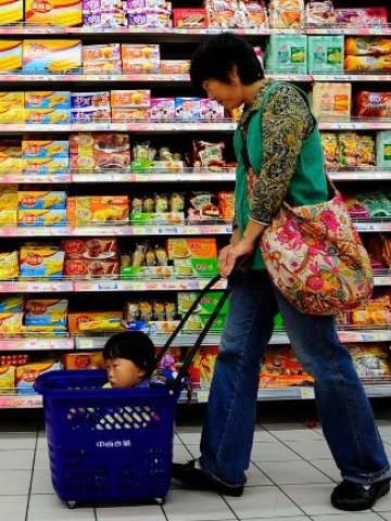 <p>
	По-високите цени на храните са главни &quot;виновници&quot; за високата инфлация.&nbsp;<em>Снимка: Ройтерс</em></p>
