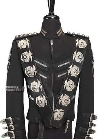 <p>
	<em>Якето, което Майкъл Джексън носи по време на световното си турне &bdquo;Bad&rdquo;, достигна цена от 240 хил. долара.</em> Снимка: <em>Julien&rsquo;s Auctions</em></p>
