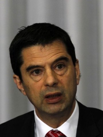 <p lang="bg-BG" style="margin-bottom: 0cm">
	Финансовият министър на Португалия Витор Гаспар.<em> Снимка: Ройтерс</em></p>
