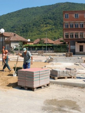 <p>
	<em>Основните инвестиции са за ремонт на пътища, улици, площади и за прокарване на улично осветление &nbsp;</em> &nbsp; Снимка: БТА</p>
