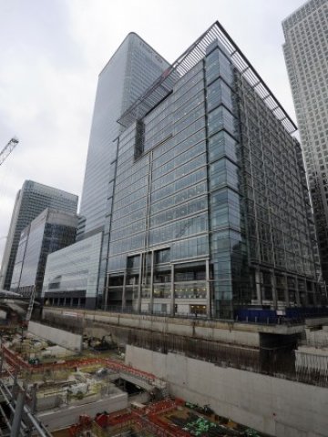 <p>
	Станцията на метрото в бизнес квартала на Лондон Canary Wharf, която се очаква да е сред най-натоварените по време на Олимпиадата, при изграждането ѝ. <em>Снимка: Архив Ройтерс</em></p>
