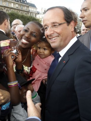 <p>
	Френският президент&nbsp; Франсоа Оланд сред привърженици в Париж, 25 август 2012 г. <em>Снимка: Ройтерс</em></p>
