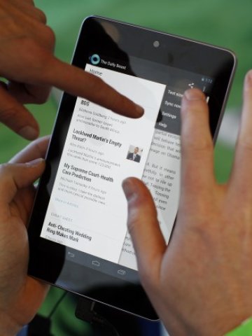 <p>
	Google Nexus 7, изработен в партньорство с Asus. <em>Снимка: Ройтерс</em></p>
