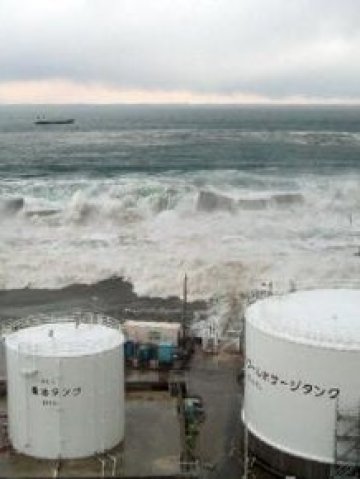 <p>
	Вълните цунами приближават АЕЦ Фукушима на 11 март. Снимка: Ройтерс</p>
