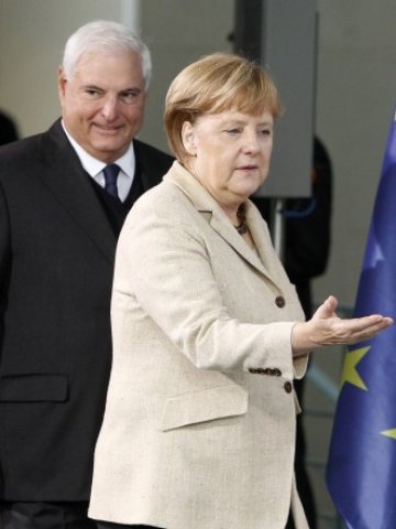 <p>
	Президентът на Панама Рикардо Мартинели и германския канцлер Ангела Меркел. <em>Снимка: Ройтерс</em></p>
