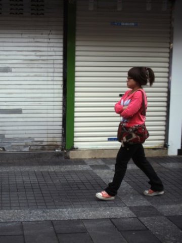 <p>
	Подобни гледки на търговска улица в Уънджоу не бяха рядкост през миналата година. <em>Снимка: Архив Ройтерс</em></p>
