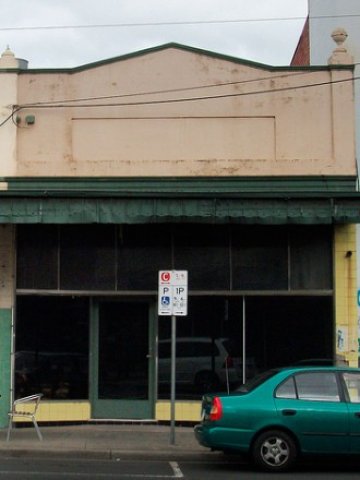 <p>
	Празен магазин в Англия. <em>Снимка: kitschkitten. Лиценз: <a href="http://creativecommons.org/licenses/by/2.0" target="_blank">Creative Commons</a></em></p>
