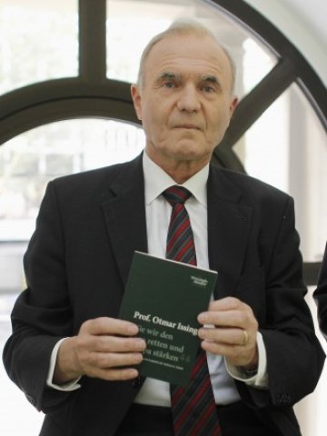 <p>
	Отмар Исинг, бивш главен икономист на ЕЦБ и един от архитектите на еврото. <em>Снимка: Ройтерс</em></p>
