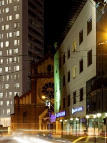 <p>
	<em>Визуализация на проекта заедно с катедралата в близост до него. Изображение: Cathedral Plaza</em></p>
