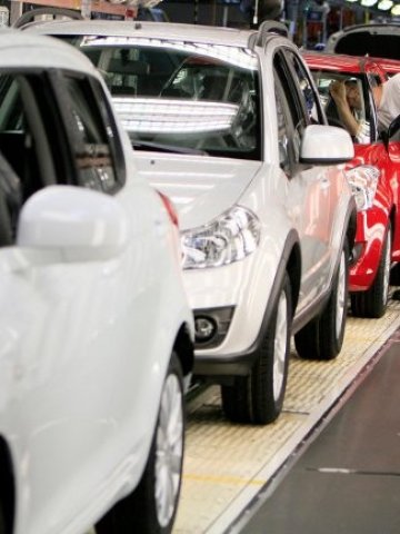 <p>
	Пазарът на нови автомобили в ЕС е отчел спад за шестмесечието от 2,1%. <em>Снимка: Ройтерс</em></p>
