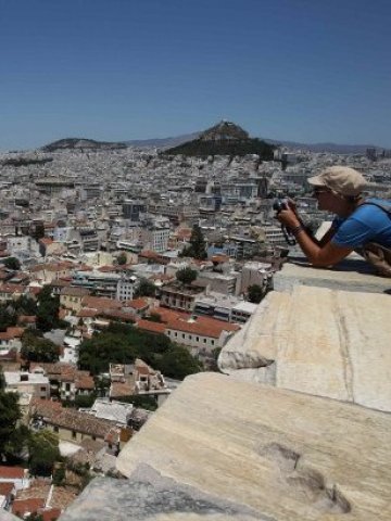 <p>
	Атина има какво да покаже на чуждите туристи. <em>Снимка: Ройтерс</em></p>
