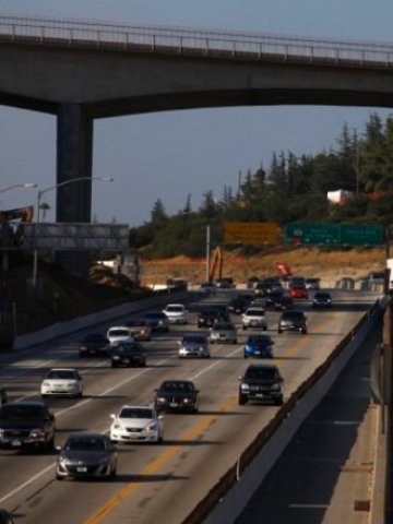 <p>
	Движението в градовете е виновно за около една пета от всички емисии на въглероден диоксид в ЕС. <em>Снимка: Ройтерс&nbsp;</em></p>
