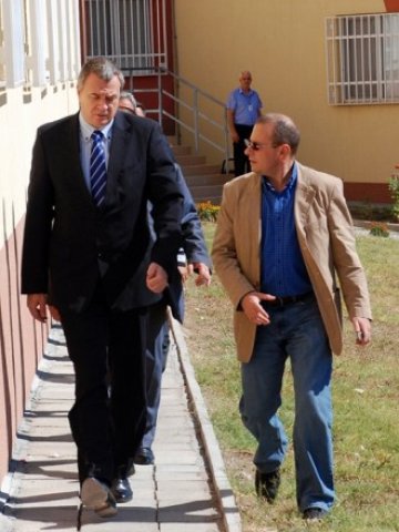 <p>
	Министърът на вътрешните работи Цветлин Йовчев инспектира центъра за временно настаняване на бежанци в село Пъстрогор, община Свиленград. <em>Снимка: БТА&nbsp;</em></p>
