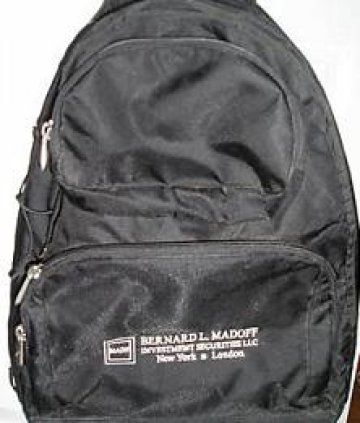 Тази раница с надпис "Бърнард Мадоф" в момента струва 96 долара. Снимка: eBay