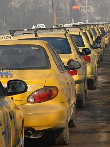 <p>
	КЗК може да проверява за картел при такситата. <em>Снимка: Investor.bg</em></p>
