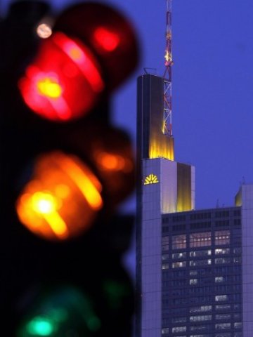 <p>
	Commerzbank се настройва за по-слаби резултати. <em>Снимка: Getty Images News</em></p>
