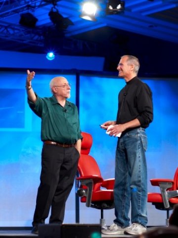 <p>
	Мосбърг и Джобс. Снимка: Wikimedia, <a href="http://creativecommons.org/" target="_blank"><em>Лиценз: Creative Commons</em></a></p>
