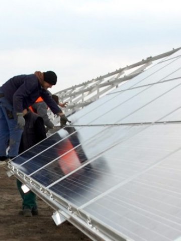 <p>
	<em>Изграждането на еколочни енергийни съоръжения е сред проектите, които се финансират от фонда </em>&nbsp; &nbsp;Снимка: БТА</p>
