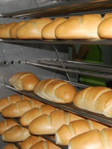 <p>
	Хлябът е сред продуктите, където хранителните добавки са излишни</p>
<p>
	Снимка: БТА</p>
