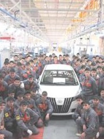 <p>
	Служителите на &quot;Литекс Моторс&quot; с първата асемблирана в Ловеч кола. <em>Снимка: &nbsp;Литекс Моторс</em></p>
