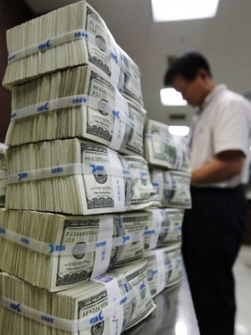 <p>
	Бъдещето на щатската валута е силно зависимо от действията на Федералния резерв. <em>Снимка: Ройтерс</em></p>
