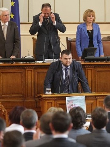 <p>
	<em>Делян Пеевски полага клетва в НС. Снимка: БТА</em></p>
