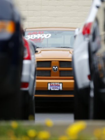 <p>
	Автомобилните продажби на едро повлияха на производствените цени за месец май. <em>Снимка: Ройтерс</em></p>
